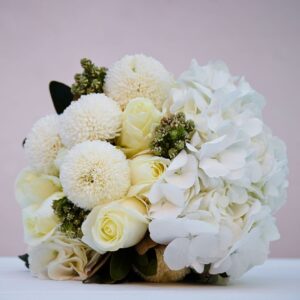 White_Floral_Bouquet_CGF104__Flowers_Gifts_Delivery_In_Sri Lanka_CAKESANDGIFTS.COM